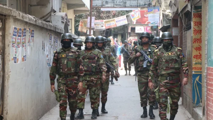 নির্বাচন সামনে রেখে মোহাম্মদপুরে সেনাবাহিনীর বিশেষ ফুট প্যাট্রোল