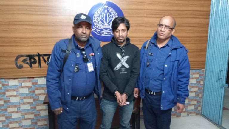 সেনাবাহিনীর পরিচয়ে চাঁদাবাজি: ফরিদপুরে ভুয়া সাংবাদিক আটক