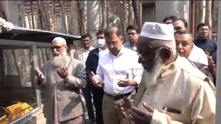 রাজশাহী পৌঁছে শাহ মখদুমের মাজার জিয়ারত করলেন তারেক রহমান