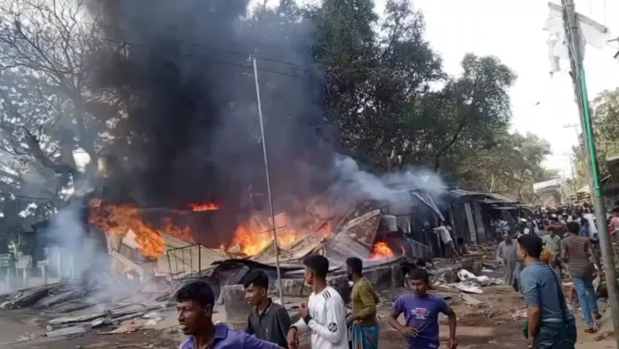 হাতিয়ায় গ্যাস সিলিন্ডার বিস্ফোরণে অগ্নিকাণ্ড, ৮ দোকান পুড়ে ছাই