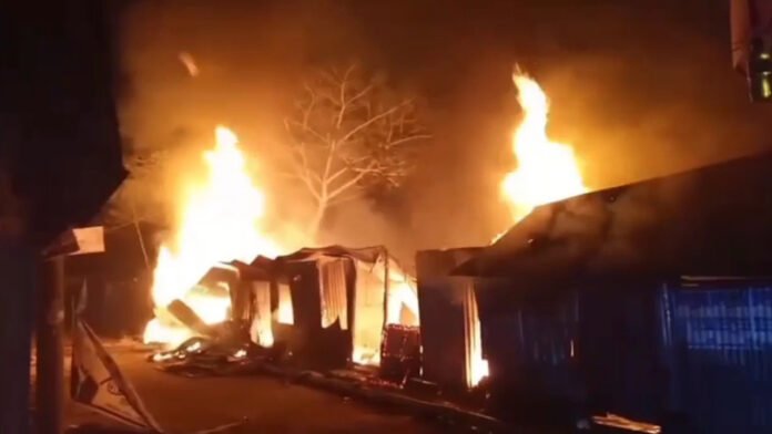 নবীনগরে দুর্বৃত্তদের আগুনে বিএনপির ইউনিয়ন কার্যালয় পুড়ে ছাই