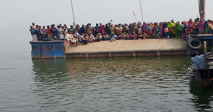 দৌলতদিয়া ঘাটে পদ্মায় লাফিয়ে নিখোঁজ যুবকের সন্ধান দুই দিনেও মেলেনি, উদ্ধার অভিযান চলমান