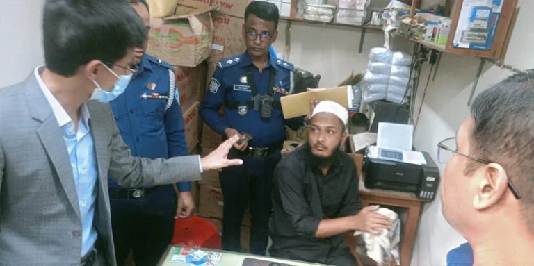 লক্ষ্মীপুরে অবৈধ ভোটের সিল তৈরির অভিযোগে ব্যবসায়ী আটক