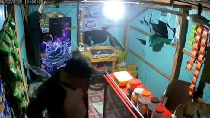 কালীগঞ্জে বিএনপির বিদ্রোহী ও ধানের শীষের সমর্থকদের সংঘর্ষ, ভাঙচুর-আহত ৩