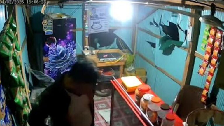 কালীগঞ্জে বিএনপির বিদ্রোহী ও ধানের শীষের সমর্থকদের সংঘর্ষ, ভাঙচুর-আহত ৩