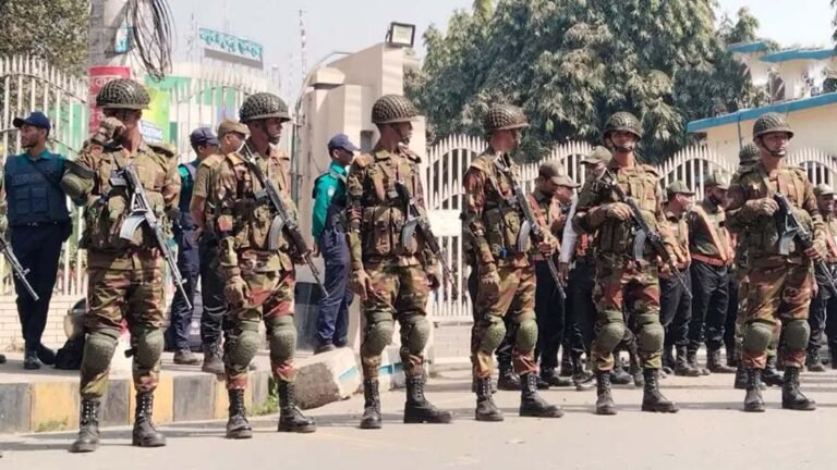 এনসিটি ইস্যুতে নৌ উপদেষ্টার গাড়িবহর আটকে বিক্ষোভ, ভেতরে জরুরি বৈঠক; বাইরে সেনা মোতায়েন