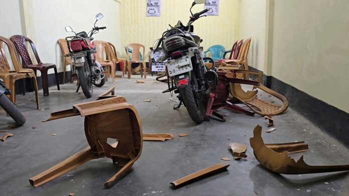 ঝিনাইদহ-৪ আসনে স্বতন্ত্র প্রার্থীর দুই নির্বাচনী অফিসে হামলা-ভাঙচুর