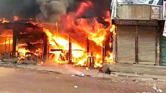 ঈশ্বরগঞ্জ পৌর বাজারে ভয়াবহ আগুন, ১০ দোকান পুড়ে ছাই