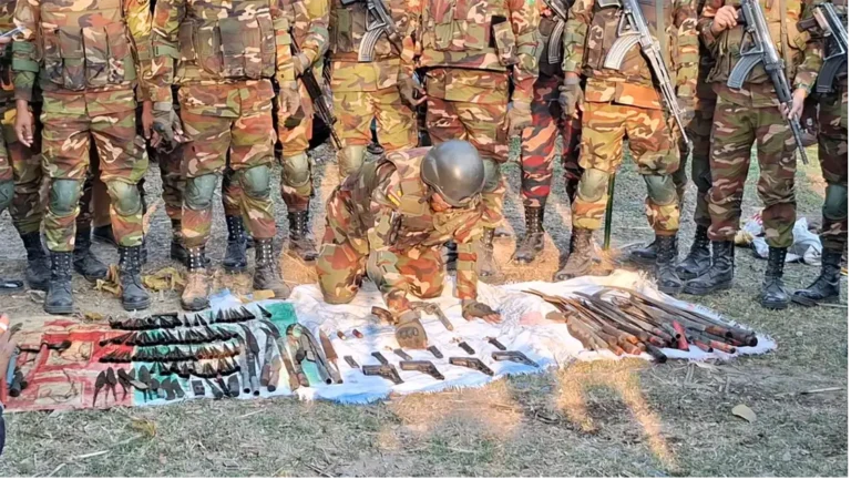 ফরিদপুরে সেনা অভিযানে ৬টি অস্ত্র উদ্ধার