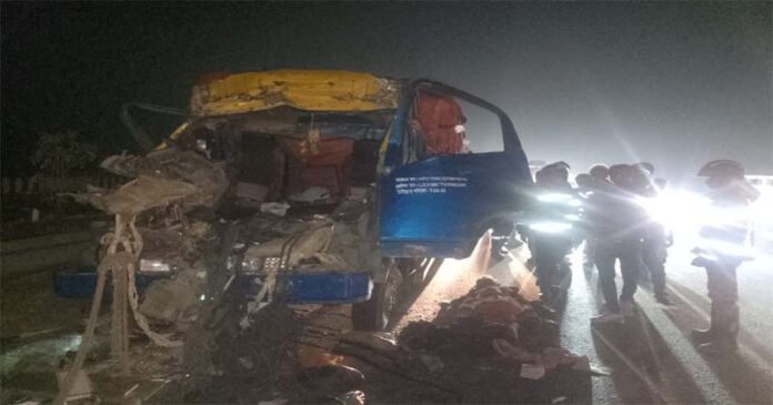 ঢাকা-মাওয়া এক্সপ্রেসওয়েতে ট্রাকের পেছনে পিকআপের ধাক্কা, চালক-সহকারী নিহত