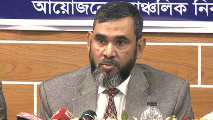 সাংবাদিক-পর্যবেক্ষকরা ভোটকেন্দ্রে মোবাইল ফোন নিতে পারবেন: নির্বাচন কমিশনার সানাউল্লাহ