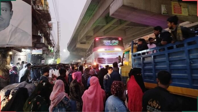 নির্বাচনী ছুটিতে ঘরমুখী মানুষের ঢল: মহাসড়কে তীব্র যানজট ও বাড়তি ভাড়ার ভোগান্তি