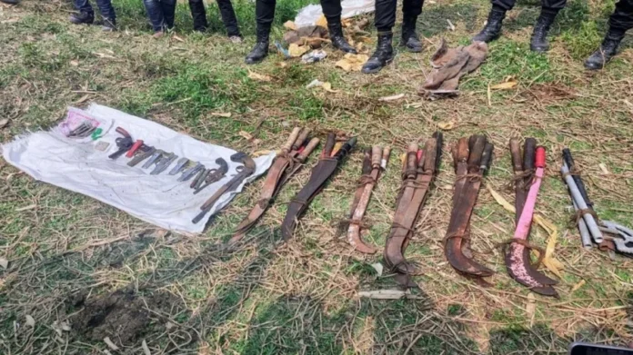 সীমান্তঘেঁষা পুকুরে র‍্যাবের অভিযানে বিপুল পরিমাণ আগ্নেয়াস্ত্র ও দেশীয় অস্ত্র উদ্ধার