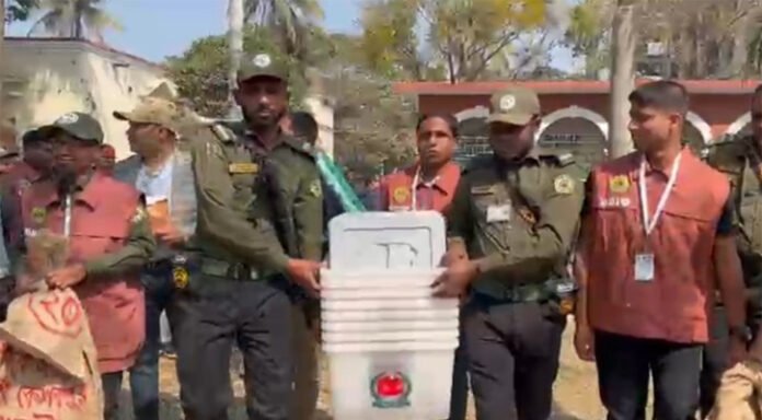 চাঁপাইনবাবগঞ্জে বিভিন্ন কেন্দ্রে পাঠানো হয়েছে নির্বাচনী সরঞ্জাম