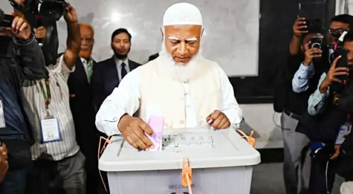 মনিপুর উচ্চ বিদ্যালয় ভোটকেন্দ্রে ভোট দিয়েছেন জামায়াত আমির