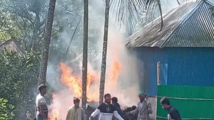 ফরিদপুরের সালথা-বোয়ালমারী সীমান্তে সংঘর্ষ, বাড়িঘর ভাঙচুর ও অগ্নিসংযোগ; আহত অন্তত ২০