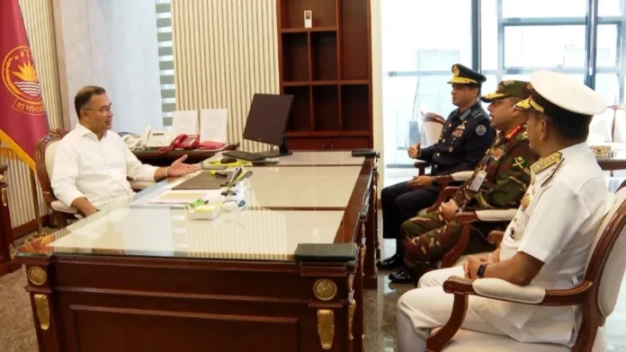 প্রধানমন্ত্রীর সঙ্গে তিন বাহিনীর প্রধানের সাক্ষাৎ