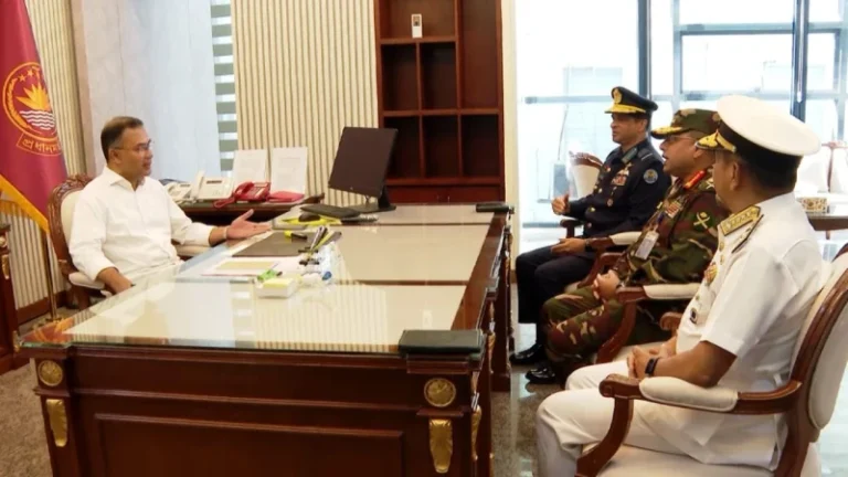 প্রধানমন্ত্রীর সঙ্গে তিন বাহিনীর প্রধানের সাক্ষাৎ