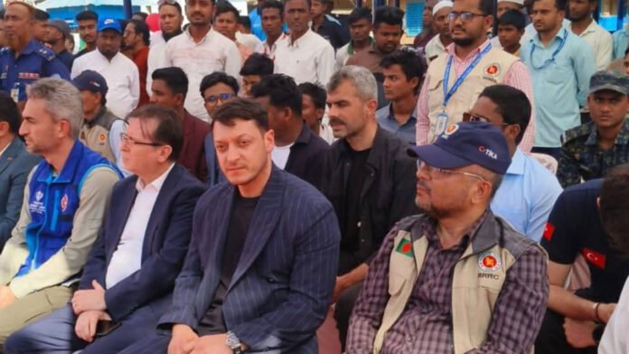 উখিয়ার রোহিঙ্গা ক্যাম্পে মেসুত ওজিল, রোহিঙ্গাদের সঙ্গে ফুটবল খেললেন বিশ্বকাপজয়ী তারকা