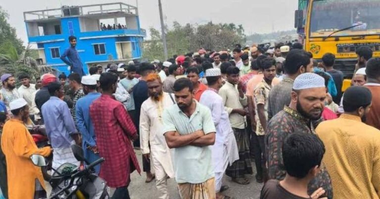 শেরপুর-জামালপুর ব্রিজে ট্রাকচাপায় বাবা-ছেলে নিহত, বেঁচে গেল শিশু