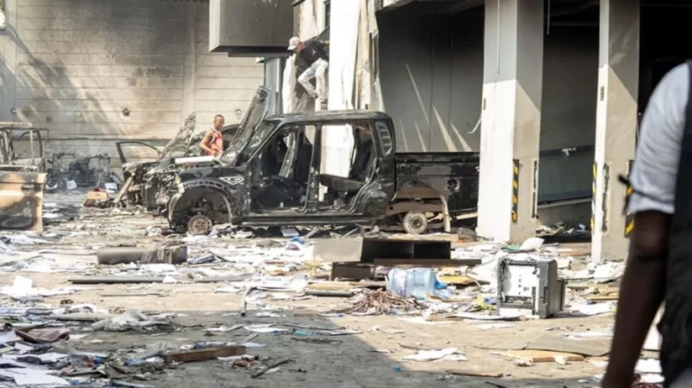 করাচিতে গ্যাস বিস্ফোরণে ভবন ধসে নারী-শিশুসহ নিহত ১৬