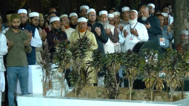 শহীদ মিনারে শ্রদ্ধা নিবেদন শেষে আজিমপুরে ভাষা শহীদদের কবর জিয়ারত করলেন জামায়াত আমির