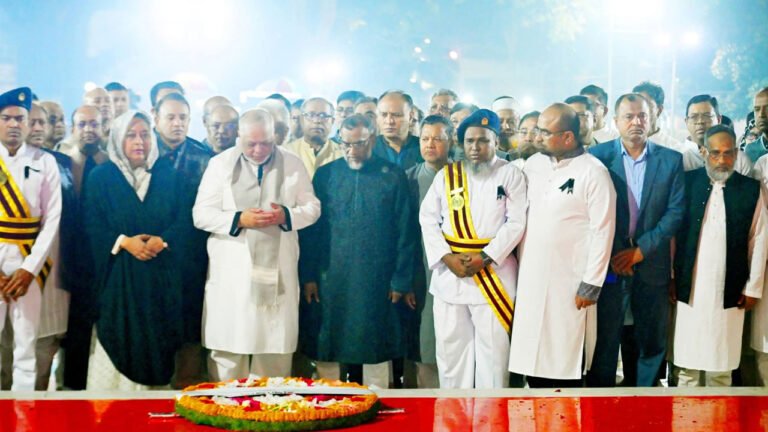 মহান শহীদ দিবসে ভাষা শহীদদের প্রতি প্রধান বিচারপতির শ্রদ্ধা নিবেদন