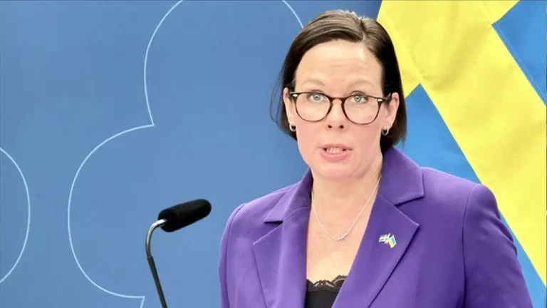 মার্কিন হামলার আশঙ্কায় নাগরিকদের ইরান ছাড়ার নির্দেশ দিয়েছে সুইডেন