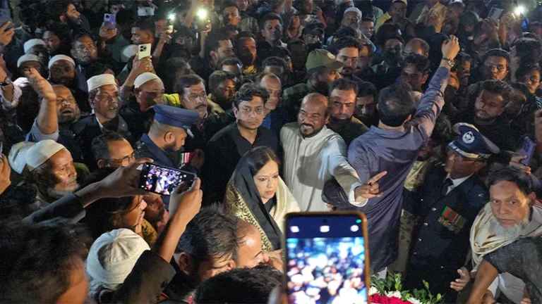 শহীদ মিনারে শ্রদ্ধা জানাতে গিয়ে বিএনপি কর্মীদের বাধার মুখে পড়লেন এমপি রুমিন ফারহানা