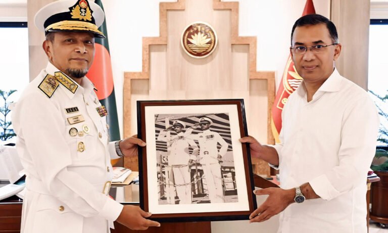 প্রধানমন্ত্রী তারেক রহমানের সঙ্গে নৌবাহিনী প্রধানের সৌজন্য সাক্ষাৎ
