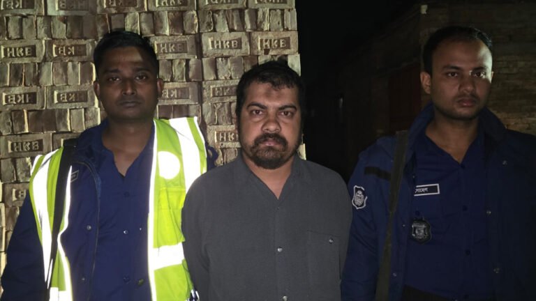 পাবনায় স্বেচ্ছাসেবক লীগ ও আওয়ামী লীগের দুই নেতা গ্রেপ্তার