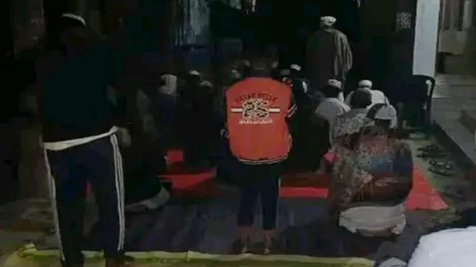 বিএনপি-জামায়াত সমর্থকদের দ্বন্দ্ব, মসজিদে তালা; বাইরে ফজরের নামাজ আদায় 