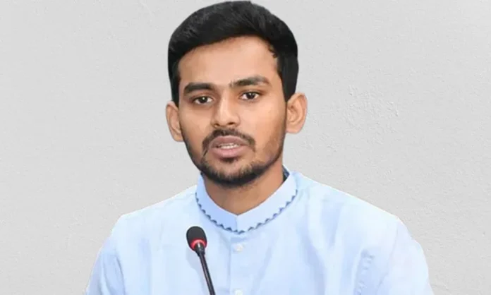 রাষ্ট্রীয় হয়রানি নিয়ে যে বার্তা দিলেন আসিফ মাহমুদ