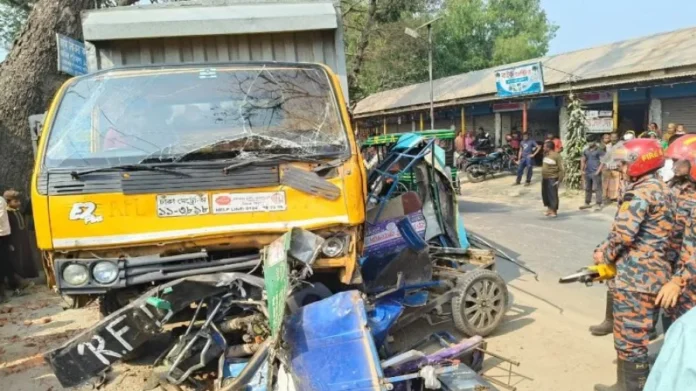 গাইবান্ধার সাদুল্লাপুরে কার্গো–ইজিবাইক সংঘর্ষে নিহত ২, আহত ৫