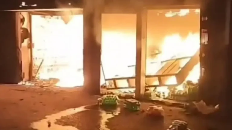 লক্ষ্মীপুরে সিলিন্ডার বিস্ফোরণে অগ্নিকাণ্ড, পুড়ল ৯ দোকান