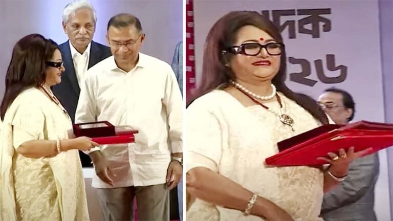 প্রধানমন্ত্রীর হাত থেকে একুশে পদক গ্রহণ করলেন ববিতা