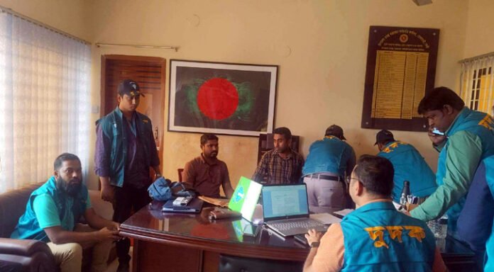 সোনাগাজীতে পিআইও ও অফিস সহায়ক ঘুষের টাকাসহ আটক