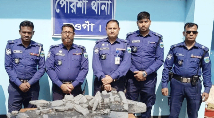 নওগাঁয় কবরস্থান থেকে কোটি টাকার কষ্টিপাথরের মূর্তি উদ্ধার