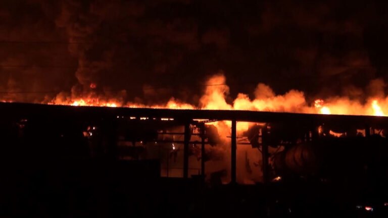 যশোরে ‘আফিল ব্রিকস’-এ ভয়াবহ অগ্নিকাণ্ড, আহত ৩