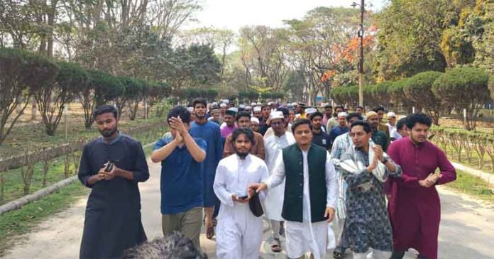 নরসিংদীর ঘটনার বিচার দাবিতে ইসলামী বিশ্ববিদ্যালয়ে শিক্ষার্থীদের বিক্ষোভ