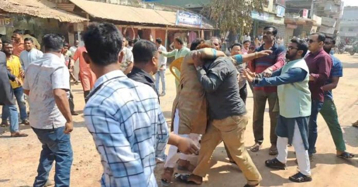 কালীগঞ্জে বিএনপির সমন্বয় সভায় সংঘর্ষ, পুলিশসহ আহত অন্তত ১০