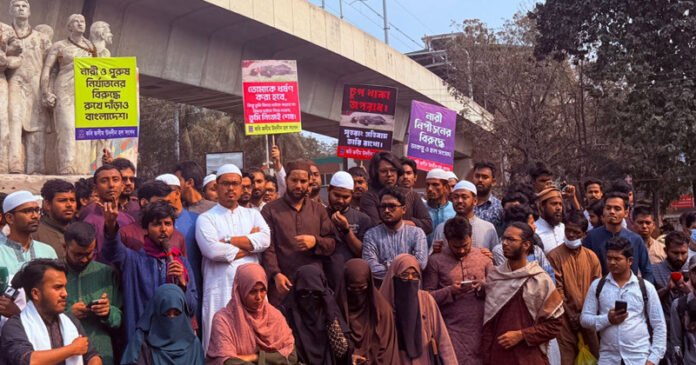 নরসিংদীসহ সারাদেশে সহিংসতার বিচার দাবিতে ডাকসুর বিক্ষোভ