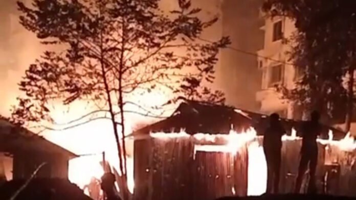 কালিয়াকৈরে মধ্যরাতে আগুনে আবাসিক কলোনি ও তুলার গুদাম পুড়ে ছাই