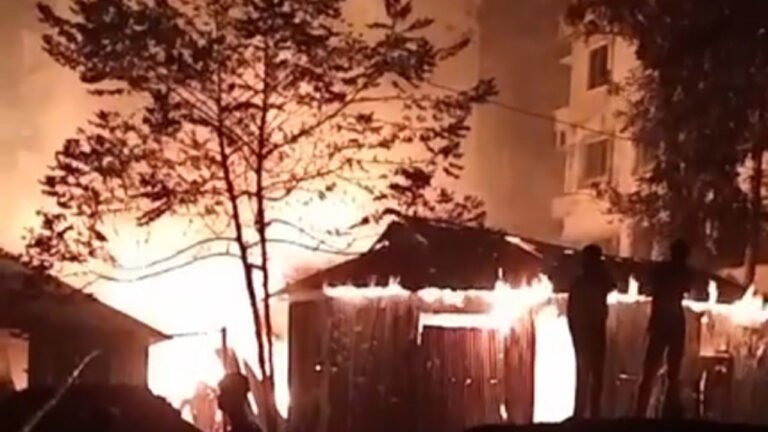 কালিয়াকৈরে মধ্যরাতে আগুনে আবাসিক কলোনি ও তুলার গুদাম পুড়ে ছাই