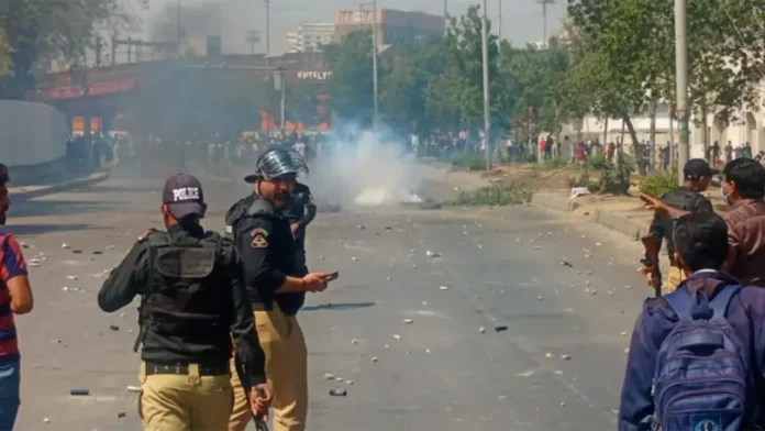 খামেনি হত্যার প্রতিবাদে করাচিতে মার্কিন দূতাবাসের সামনে পুলিশের সঙ্গে সংঘর্ষে নিহত ৯