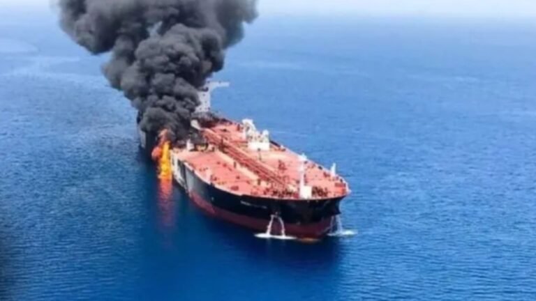 ওমান উপকূলে তেলবাহী ট্যাঙ্কারে হামলা, আহত ৪