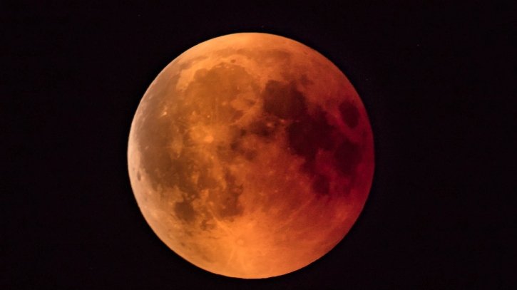 আজ বছরের একমাত্র পূর্ণগ্রাস চন্দ্রগ্রহণ: কখন ও কোথায় দেখা যাবে?