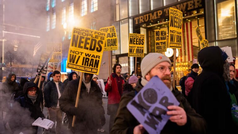 যুক্তরাষ্ট্রজুড়ে ইরান ইস্যুতে বিক্ষোভ, যুদ্ধ বন্ধের দাবি