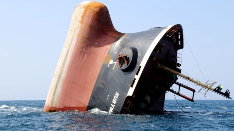 কুয়েত উপকূলে ইরানি ড্রোন হামলায় ডুবল তেলবাহী ট্যাংকার