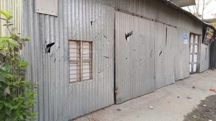 মাদারীপুরে আধিপত্য বিস্তারকে কেন্দ্র করে সাংবাদিকের বাড়িসহ ১০ স্থাপনায় ভাঙচুর ও লুটপাট